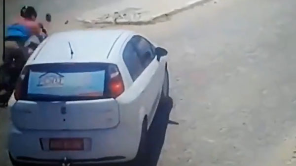 സെക്കന്‍ഡുകളുടെ വ്യത്യാസത്തില്‍ രക്ഷപ്പെട്ടത് രണ്ട് അപകടങ്ങളില്‍ നിന്ന്; മറക്കല്ലേ ഹെല്‍മെറ്റ് നല്ലതിന്