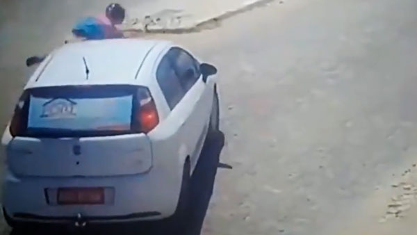 സെക്കന്‍ഡുകളുടെ വ്യത്യാസത്തില്‍ രക്ഷപ്പെട്ടത് രണ്ട് അപകടങ്ങളില്‍ നിന്ന്; മറക്കല്ലേ ഹെല്‍മെറ്റ് നല്ലതിന്