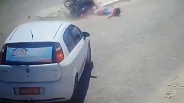 സെക്കന്‍ഡുകളുടെ വ്യത്യാസത്തില്‍ രക്ഷപ്പെട്ടത് രണ്ട് അപകടങ്ങളില്‍ നിന്ന്; മറക്കല്ലേ ഹെല്‍മെറ്റ് നല്ലതിന്