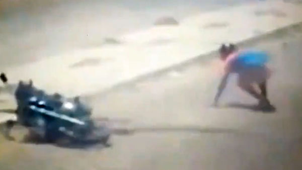 സെക്കന്‍ഡുകളുടെ വ്യത്യാസത്തില്‍ രക്ഷപ്പെട്ടത് രണ്ട് അപകടങ്ങളില്‍ നിന്ന്; മറക്കല്ലേ ഹെല്‍മെറ്റ് നല്ലതിന്