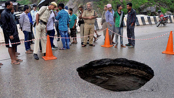 'റോഡില്‍ കുഴിയുള്ളപ്പോള്‍ എന്തിന് ലൊക്കേഷന്‍ തപ്പി നടപ്പൂ'; ഫോട്ടോഷൂട്ട് വൈറല്‍