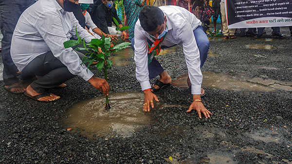 'മോശം റോഡുകളില് അപകടം കുറവ്'; അറ്റകുറ്റപ്പണിയെ കുറിച്ച് ചോദിച്ചപ്പോള് വിചിത്ര പ്രസ്താവനയുമായി മന്ത്രി 'മോശം റോഡുകളില് അപകടം കുറവ്'; അറ്റകുറ്റപ്പണിയെ കുറിച്ച് ചോദിച്ചപ്പോള് വിചിത്ര പ്രസ്താവനയുമായി മന്ത്രി