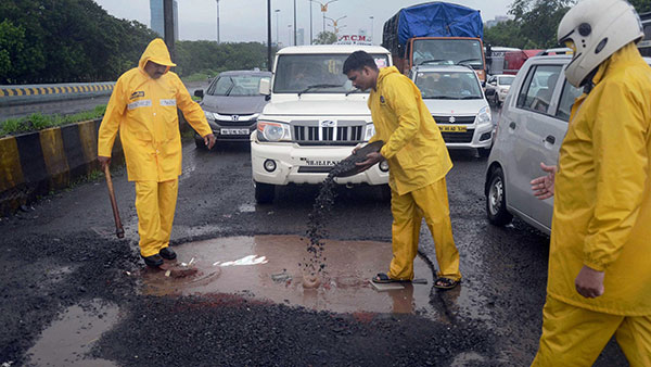 'മോശം റോഡുകളില് അപകടം കുറവ്'; അറ്റകുറ്റപ്പണിയെ കുറിച്ച് ചോദിച്ചപ്പോള് വിചിത്ര പ്രസ്താവനയുമായി മന്ത്രി 'മോശം റോഡുകളില് അപകടം കുറവ്'; അറ്റകുറ്റപ്പണിയെ കുറിച്ച് ചോദിച്ചപ്പോള് വിചിത്ര പ്രസ്താവനയുമായി മന്ത്രി