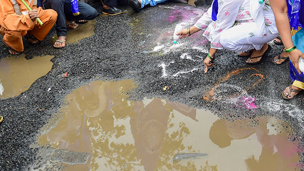 'റോഡില്‍ കുഴിയുള്ളപ്പോള്‍ എന്തിന് ലൊക്കേഷന്‍ തപ്പി നടപ്പൂ'; ഫോട്ടോഷൂട്ട് വൈറല്‍