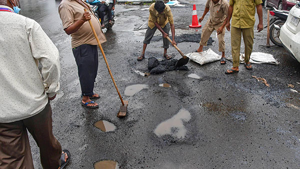 'മോശം റോഡുകളില് അപകടം കുറവ്'; അറ്റകുറ്റപ്പണിയെ കുറിച്ച് ചോദിച്ചപ്പോള് വിചിത്ര പ്രസ്താവനയുമായി മന്ത്രി 'മോശം റോഡുകളില് അപകടം കുറവ്'; അറ്റകുറ്റപ്പണിയെ കുറിച്ച് ചോദിച്ചപ്പോള് വിചിത്ര പ്രസ്താവനയുമായി മന്ത്രി