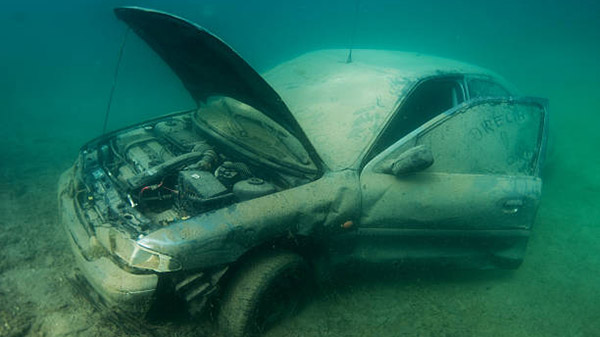 വെളളത്തിൽ മുങ്ങിപ്പോയാൽ കാറിൽ നിന്ന് രക്ഷപ്പെടേണ്ടത് എങ്ങനെ? അറിഞ്ഞ് വച്ചോ