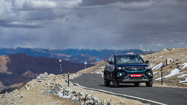 റെക്കോർഡിട്ട് Tata Nexon EV; ഉംലിംഗ് ലാ പാസില്‍ എത്തിയ ലോകത്തിലെ ആദ്യത്തെ ഇലക്ട്രിക് കാർ 