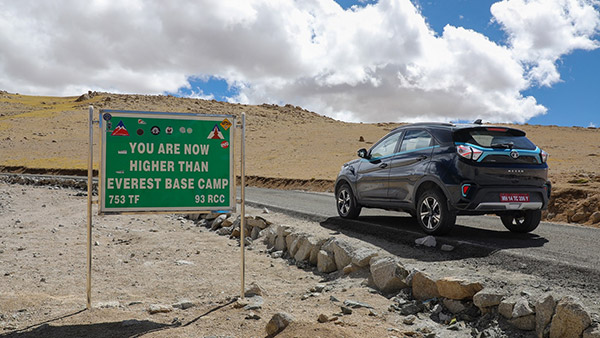 റെക്കോർഡിട്ട് Tata Nexon EV; ഉംലിംഗ് ലാ പാസില്‍ എത്തിയ ലോകത്തിലെ ആദ്യത്തെ ഇലക്ട്രിക് കാർ 
