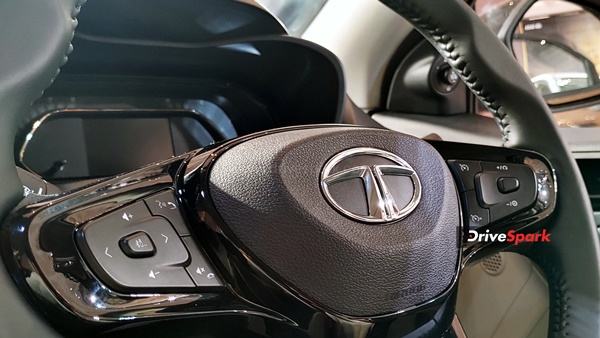 ഇതല്ല ഇതിനപ്പുറം ചാടിക്കടന്നവനാണ് ഈ Tata Nexon; 4 ലക്ഷം യൂണിറ്റ് വിൽപ്പന പിന്നിട്ട് കോംപാക്ട് എസ്‌യുവി