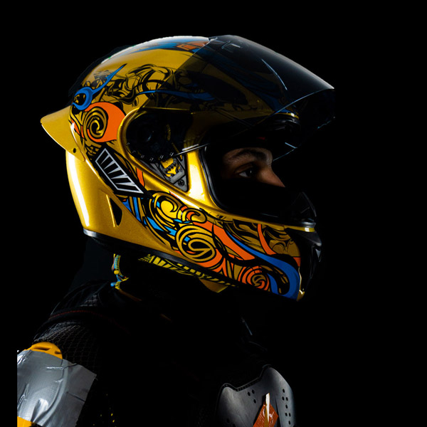 15000 രൂപയുടെ ഹെല്മെറ്റുമായി തീവ്ര; എന്താണിത്ര വിലയെന്നല്ലേ? 15000 രൂപയുടെ ഹെല്മെറ്റുമായി തീവ്ര; എന്താണിത്ര വിലയെന്നല്ലേ?