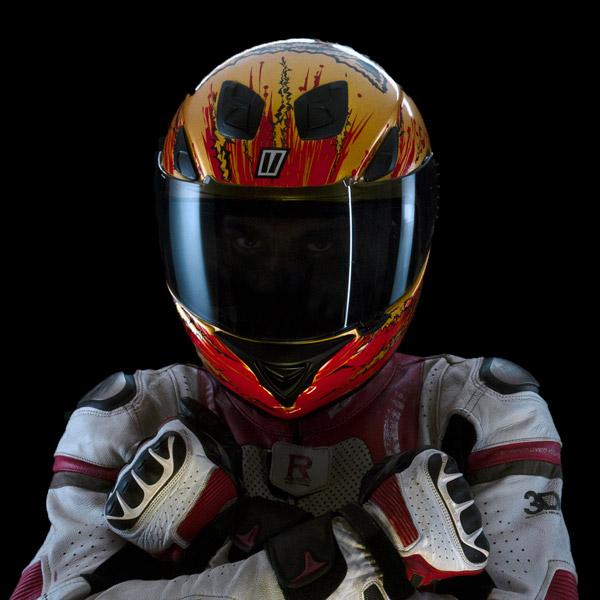 15000 രൂപയുടെ ഹെല്മെറ്റുമായി തീവ്ര; എന്താണിത്ര വിലയെന്നല്ലേ? 15000 രൂപയുടെ ഹെല്മെറ്റുമായി തീവ്ര; എന്താണിത്ര വിലയെന്നല്ലേ?