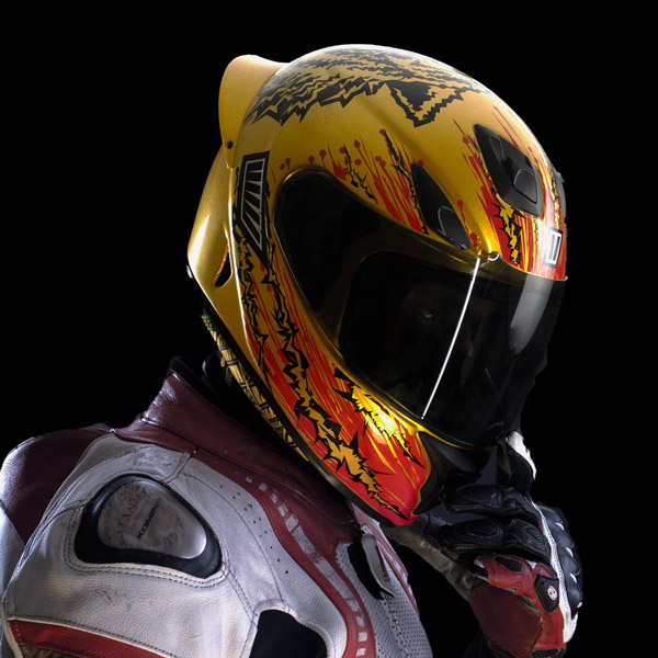 15000 രൂപയുടെ ഹെല്മെറ്റുമായി തീവ്ര; എന്താണിത്ര വിലയെന്നല്ലേ? 15000 രൂപയുടെ ഹെല്മെറ്റുമായി തീവ്ര; എന്താണിത്ര വിലയെന്നല്ലേ?