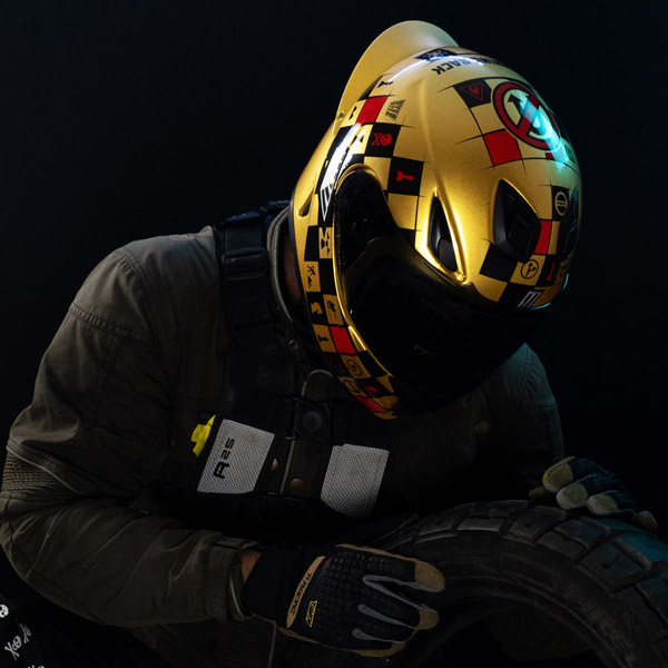 15000 രൂപയുടെ ഹെല്മെറ്റുമായി തീവ്ര; എന്താണിത്ര വിലയെന്നല്ലേ? 15000 രൂപയുടെ ഹെല്മെറ്റുമായി തീവ്ര; എന്താണിത്ര വിലയെന്നല്ലേ?