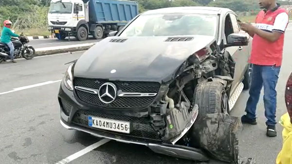 'മാമനോടൊന്നും തോന്നല്ലേ'...ബെന്‍സിലിടിച്ച ട്രാക്ടര്‍ രണ്ടായി പിളര്‍ന്നു