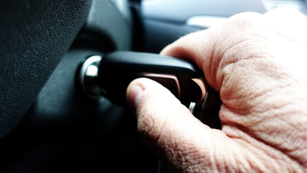 ട്രാഫിക് ബ്ലോക്കിൽ എഞ്ചിൻ ഓഫ് ചെയ്യണോ വേണ്ടയോ എന്ന സംശയമുണ്ടോ? 