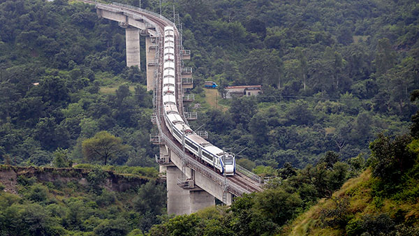 കർണാടകയിൽ വന്ദേ ഭാരത് എക്സ്പ്രസ്സ് അടുത്ത വർഷമെത്തും; കേരളത്തിൽ എന്ന്? 
