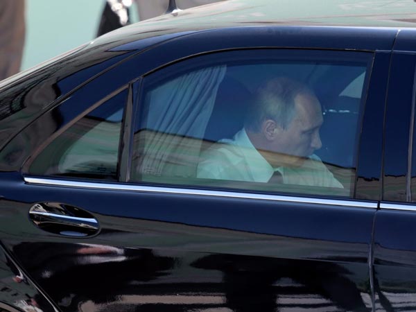 ഇത് കര വേറെയാ മോനേ! റഷ്യൻ പ്രസിഡൻ്റ് വ്ളാഡിമിർ പുടിൻ്റെ കാറിനെക്കുറിച്ചറിയാം