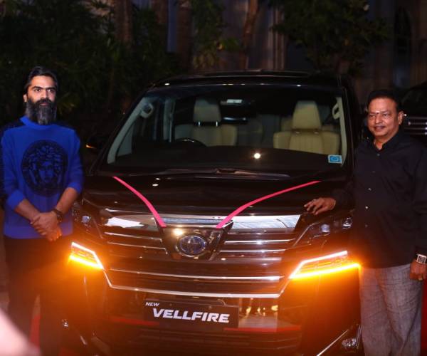 പടം സൂപ്പർ ഹിറ്റ്; വെൽഫയറും റോയൽ എൻഫീൽഡ് ബുള്ളറ്റും സമ്മാനം