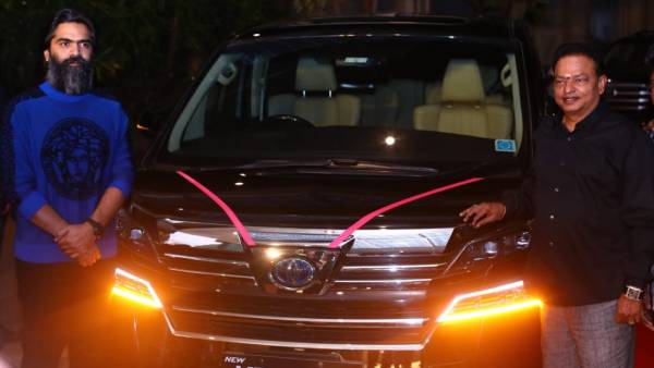 പടം സൂപ്പർ ഹിറ്റ്; വെൽഫയറും റോയൽ എൻഫീൽഡ് ബുള്ളറ്റും സമ്മാനം