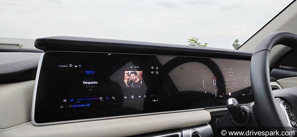 ആ സന്തോഷമൊന്ന് കാണണം; മകന്റെ പുത്തന്‍ XUV 700 ഓടിച്ച് 'പൂതി' തീർക്കുന്ന അമ്മ