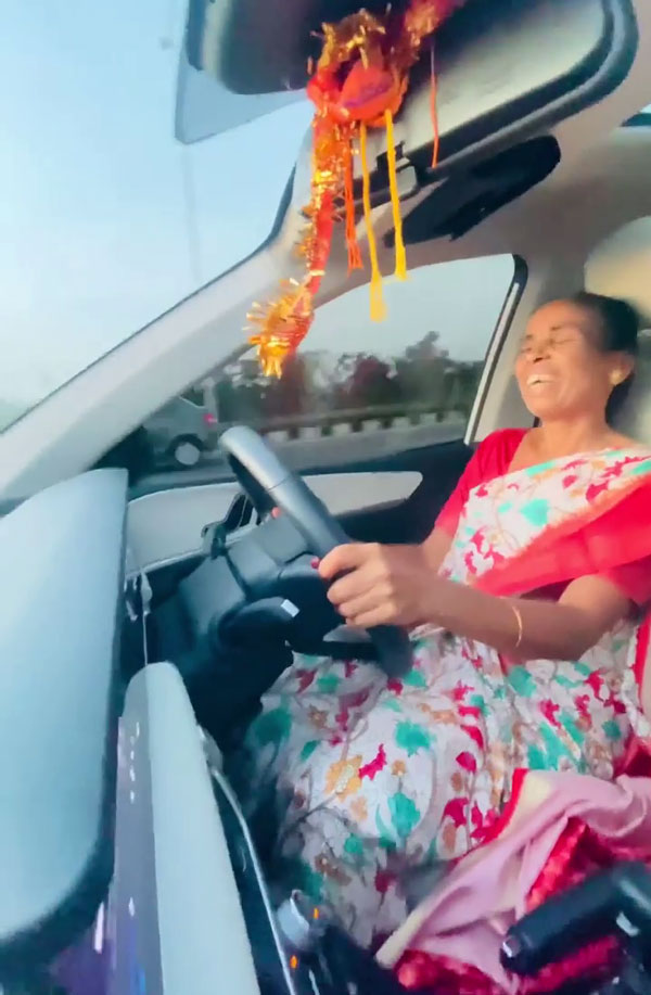 ആ സന്തോഷമൊന്ന് കാണണം; മകന്റെ പുത്തന്‍ XUV 700 ഓടിച്ച് 'പൂതി' തീർക്കുന്ന അമ്മ