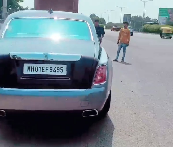 ദീപാവലിക്ക് 2 Rolls Royce കൂടി; അംബാനിയുടെ ഗാരോജ് വീണ്ടും വലുതാവുന്നു