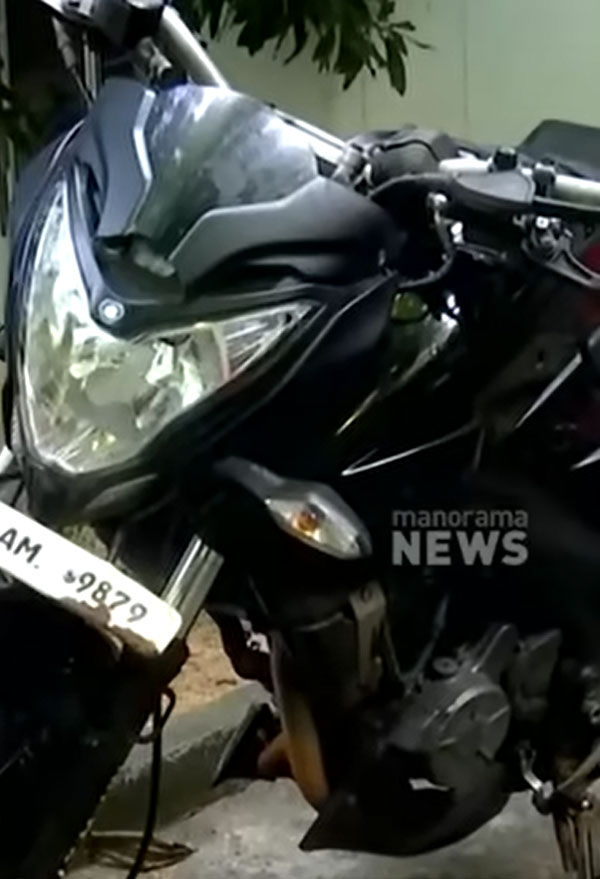 താക്കീത് വകവെക്കാതെ സ്റ്റണ്ടിംഗ് നടത്തി MVD-യെ 'കളിയാക്കി'; റൈഡറുടെ ലൈസന്‍സ് പോയി; ബൈക്ക് കസ്റ്റഡിയില്‍ 