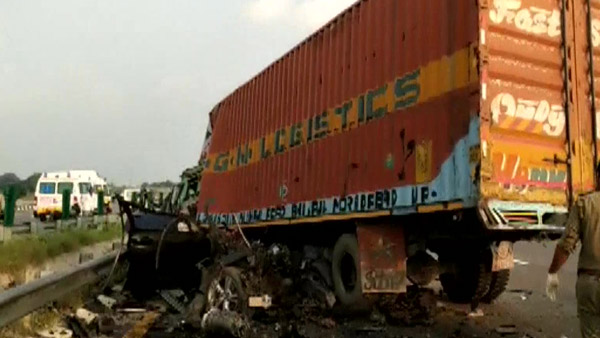 BMW കാര്‍ 230 കി.മീ വേഗതയില്‍ പായുന്നത് FB ലൈവിട്ടതിന് പിന്നാലെ ട്രക്കിലിടിച്ചു; 4 പേര്‍ മരിച്ചു