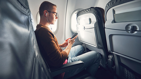 വിമാന യാത്രയില്‍ ജീന്‍സ് പാന്റ് ധരിക്കുന്നത് നല്ലതാണോ? വിദഗ്ധര്‍ പറയുന്നത് ഇതാണ് 