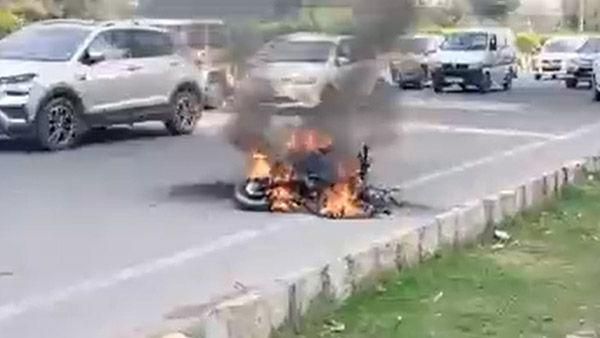 ഓടിക്കൊണ്ടിരിക്കെ ഇലക്ട്രിക് സ്‌കൂട്ടറിന് തീപിടിച്ചു; ചാടിയതിനാല്‍ ഡെലിവറി ബോയ്ക്ക് ജീവന്‍ തിരിച്ചുകിട്ടി