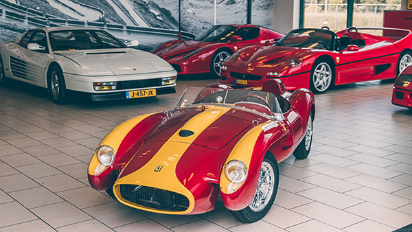 എല്ലാ ഫെറാറി കാറുകളും ചുവപ്പാണോ? എന്താണ് ആ രഹസ്യം 