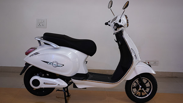 ഉത്സവ സീസൺ ആഘോഷമാക്കാം, ഈ ഇലക്‌ട്രിക് സ്‌കൂട്ടറുകൾക്ക് 5,000 രൂപ ഡിസ്‌കൗണ്ടുമായി കമ്പനി