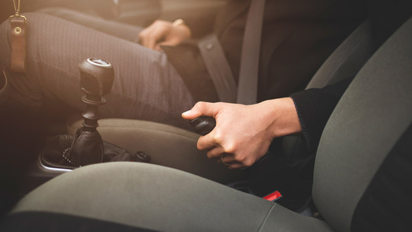 പേര് 'പാര്‍ക്കിംഗ് ബ്രേക്ക്'... എങ്കിലും എല്ലാ പാര്‍ക്കിംഗിലും ഹാന്‍ഡ്ബ്രക്ക് ഇടരുതെന്ന്; കാരണം അറിയാമോ?