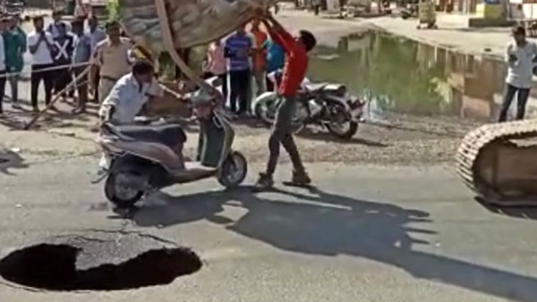 പുത്തന്‍ റോഡിലെ വന്‍ ഗര്‍ത്തത്തില്‍ വീണ് ആക്ടിവ; ഒടുവില്‍ 'കുഴി മാന്തി'