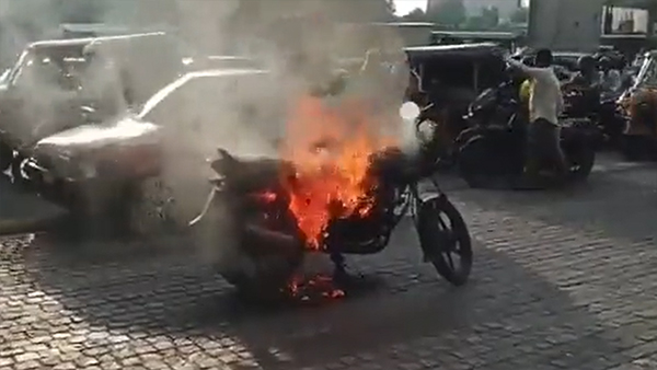 'പെറ്റി അശോക് അടയ്ക്കൂല'; പൊലീസ് ചലാനിട്ടതോടെ ബൈക്ക് കത്തിച്ച് 45-കാരന്‍