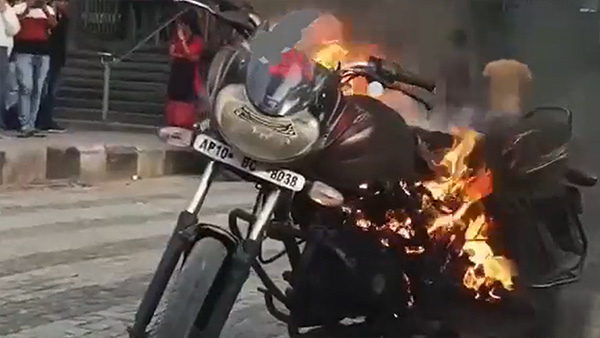 'പെറ്റി അശോക് അടയ്ക്കൂല'; പൊലീസ് ചലാനിട്ടതോടെ ബൈക്ക് കത്തിച്ച് 45-കാരന്‍