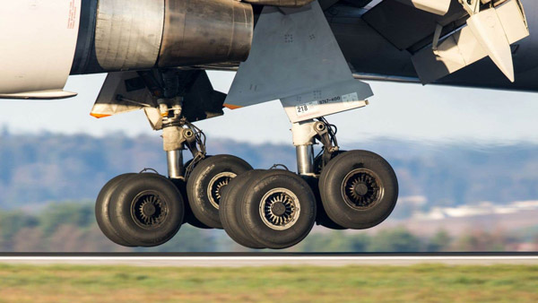 പിന്നോട്ട് അല്ല മുന്നോട്ട്! വിമാനത്തിന്റെ നോസ് ലാൻഡിംഗ് ഗിയറിനുമുണ്ട് ചില പ്രത്യേകതകൾ