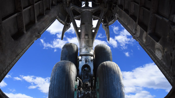 പിന്നോട്ട് അല്ല മുന്നോട്ട്! വിമാനത്തിന്റെ നോസ് ലാൻഡിംഗ് ഗിയറിനുമുണ്ട് ചില പ്രത്യേകതകൾ