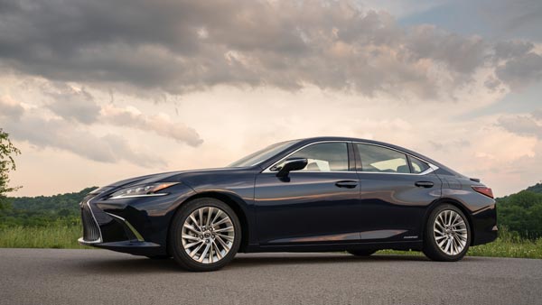 നവീകരണങ്ങളോടെ ES300h അവതരിപ്പിച്ച് Lexus; വില 59.71 ലക്ഷം രൂപ