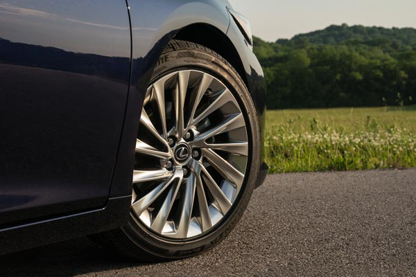 നവീകരണങ്ങളോടെ ES300h അവതരിപ്പിച്ച് Lexus; വില 59.71 ലക്ഷം രൂപ