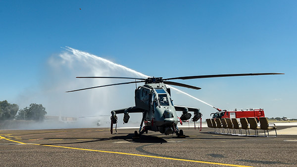 സൈനികരംഗത്തെ ഇന്ത്യയുടെ പുതിയ സേവകൻ; ലൈറ്റ് കോംബാറ്റ് ഹെലികോപ്റ്ററുകൾ വ്യോമസേനക്ക് കൈമാറി