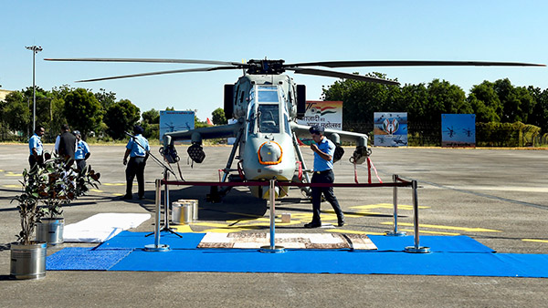 സൈനികരംഗത്തെ ഇന്ത്യയുടെ പുതിയ സേവകൻ; ലൈറ്റ് കോംബാറ്റ് ഹെലികോപ്റ്ററുകൾ വ്യോമസേനക്ക് കൈമാറി