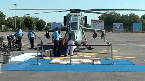 സൈനികരംഗത്തെ ഇന്ത്യയുടെ പുതിയ സേവകൻ; ലൈറ്റ് കോംബാറ്റ് ഹെലികോപ്റ്ററുകൾ വ്യോമസേനക്ക് കൈമാറി