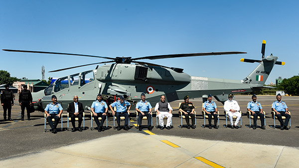 സൈനികരംഗത്തെ ഇന്ത്യയുടെ പുതിയ സേവകൻ; ലൈറ്റ് കോംബാറ്റ് ഹെലികോപ്റ്ററുകൾ വ്യോമസേനക്ക് കൈമാറി