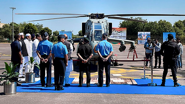 സൈനികരംഗത്തെ ഇന്ത്യയുടെ പുതിയ സേവകൻ; ലൈറ്റ് കോംബാറ്റ് ഹെലികോപ്റ്ററുകൾ വ്യോമസേനക്ക് കൈമാറി