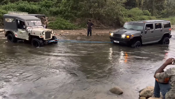 'ജീപ്പ് എന്നും രാജാവ് തന്നെ'; പുഴയില്‍ കുടുങ്ങിയ ഹമ്മര്‍ H2 വലിച്ച് കയറ്റി മഹീന്ദ്ര മേജര്‍