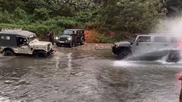 'ജീപ്പ് എന്നും രാജാവ് തന്നെ'; പുഴയില്‍ കുടുങ്ങിയ ഹമ്മര്‍ H2 വലിച്ച് കയറ്റി മഹീന്ദ്ര മേജര്‍