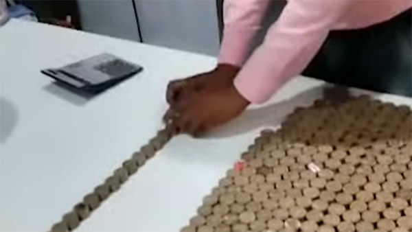 ഇവന്‍ 'ചില്ലറക്കാരന്‍'; TVS Jupiter വാങ്ങാന്‍ 50000 രൂപ നല്‍കിയത് 10 രൂപ നാണയങ്ങളായി