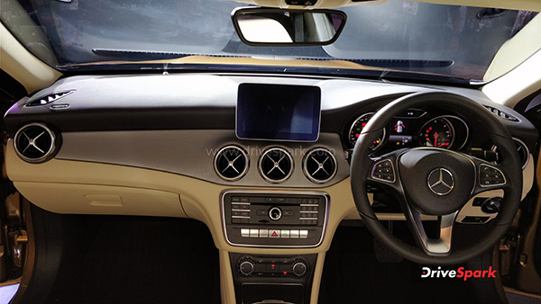 മേപ്പടിയാൻ സംവിധായകന് ബെൻസിന്റെ ചെറു എസ്‍യുവി സമ്മാനിച്ച് ഉണ്ണി മുകുന്ദൻ