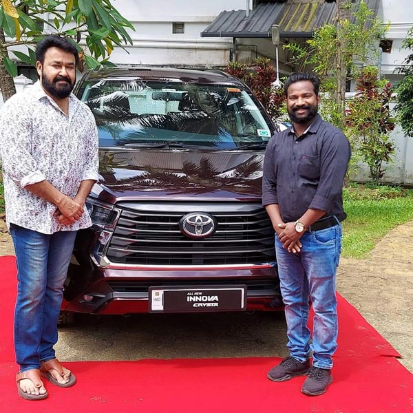 ചലിക്കുന്ന കൊട്ടാരം, പുത്തൻ കാരവാൻ ഏറ്റുവാങ്ങാൻ നേരിട്ടെത്തി മോഹൻലാൽ